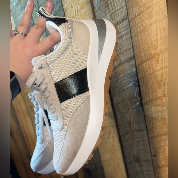 ShuShop Serafina Sneaker - Picture 2 of 4